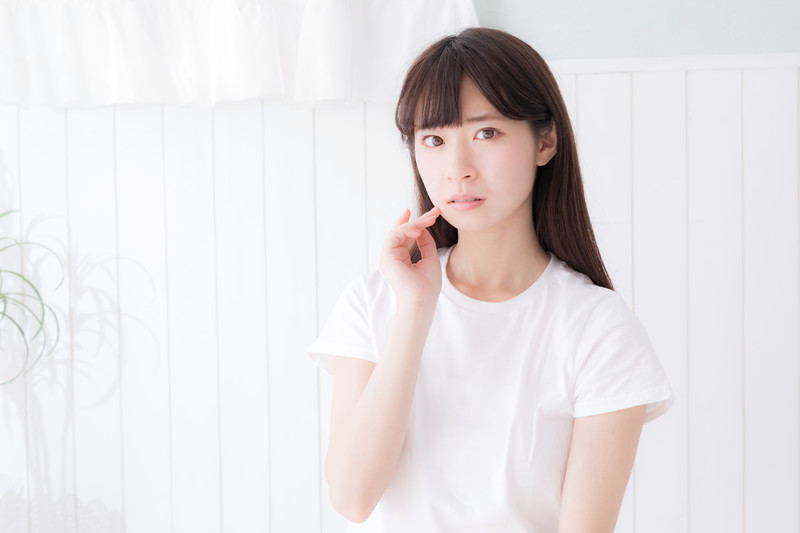 悩む女性