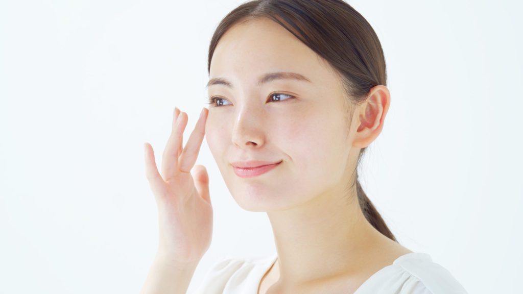 目元に触れる女性