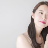 ヘアケアする女性