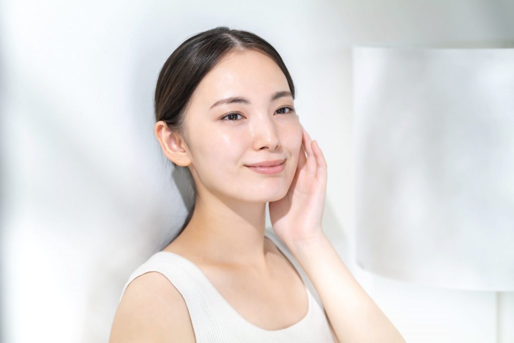 顔に手を添える女性