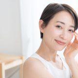スキンケアする女性