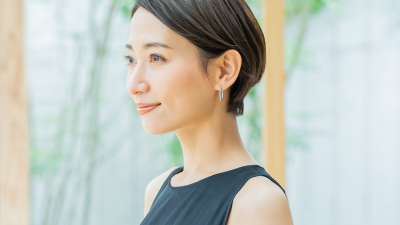 顔のたるみを引き上げシャープな顔立ちに！リフティング下地