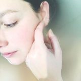 頬に手を添える女性
