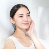 マスクの下でも、涼しげな肌が続く！さらさら密着下地