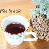 植物とカップ1杯のコーヒー