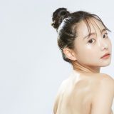 全身きれいな肌の若い女性