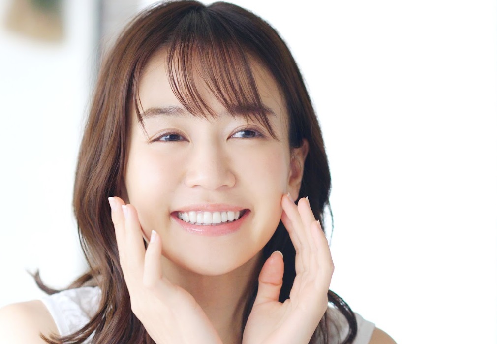 顔に手をあてる女性