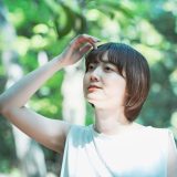 森の中で、見上げる女性