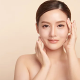 両手で顔に触れる女性