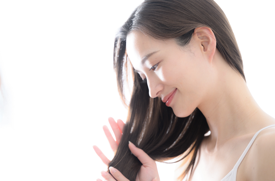 髪を見て微笑む女性