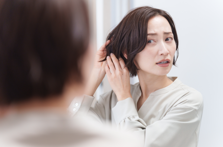 朝準備をする女性