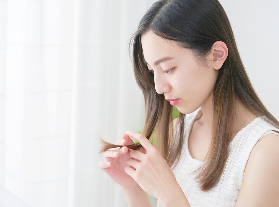 毛先を触る女性