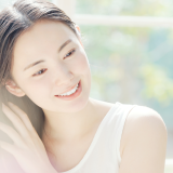髪に触れる女性