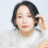 髪の毛を触るショートカットの女性