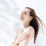わずか10秒でサラッと肌に仕上げる！ムースパウダージェル