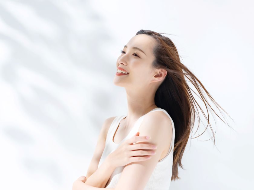 髪がなびいている笑顔の女性
