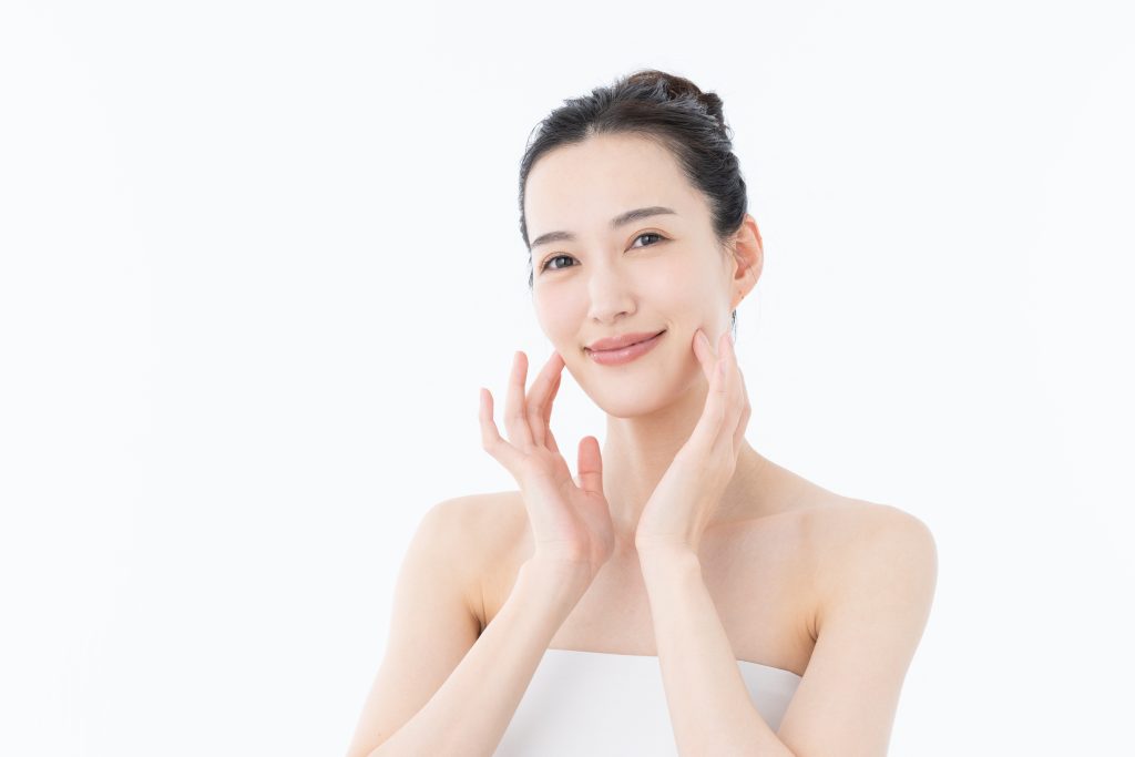 気持ちよさそうに肌に触れる女性