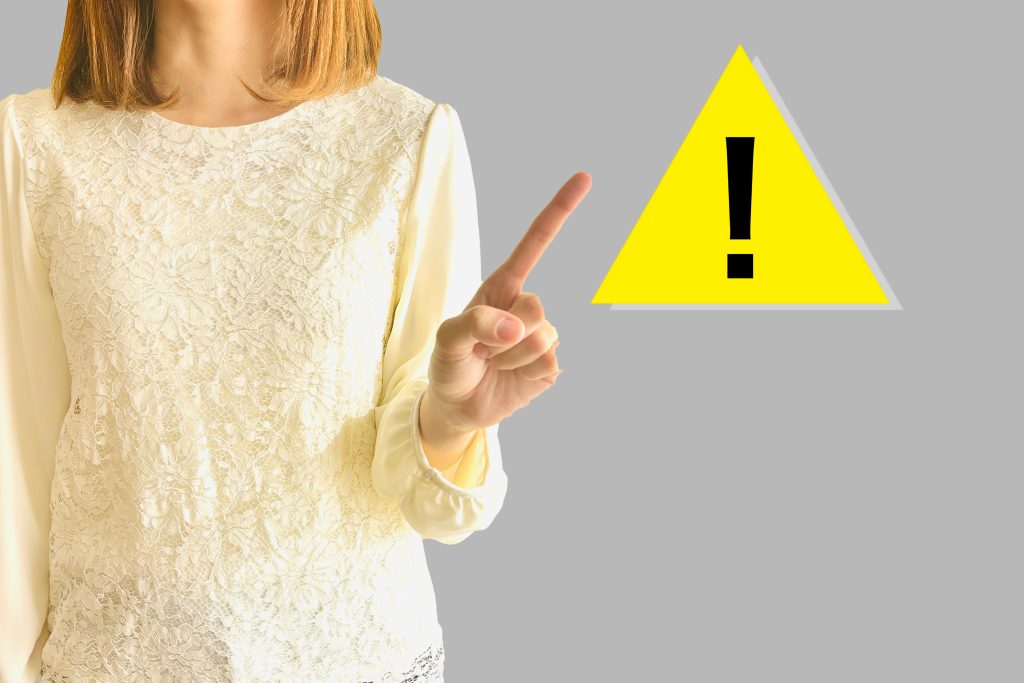 注意を促す女性