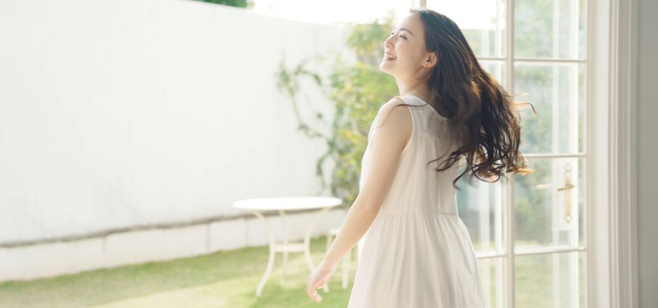 窓際に立つ女性