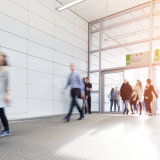 展示会に来場している人々