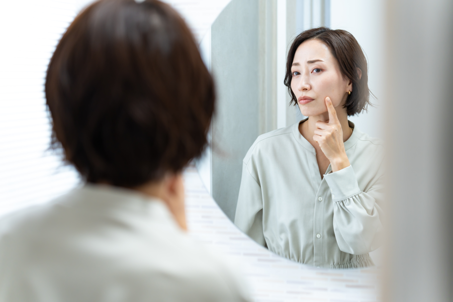 肌を気にする女性
