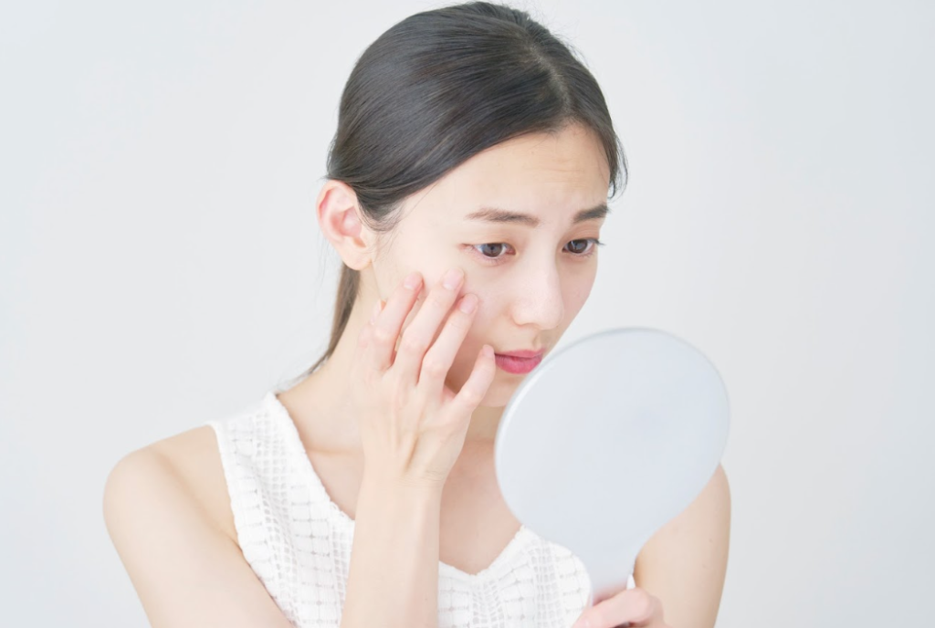 目元を気にする女性