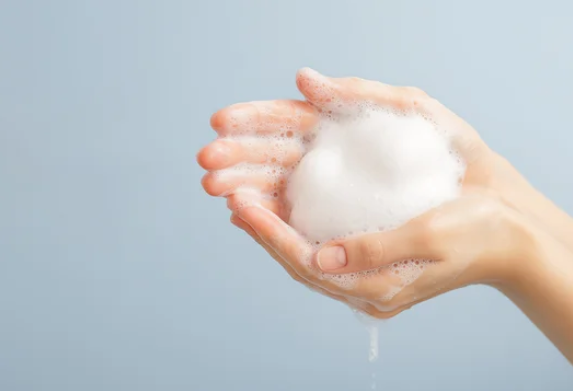 手のひらで泡を包み込む画像