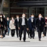 マスクをして街を歩く人々
